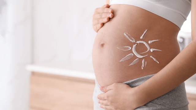 Ilustrasi ibu hamil pakai sunscreen. Foto: New Africa/Shutterstock