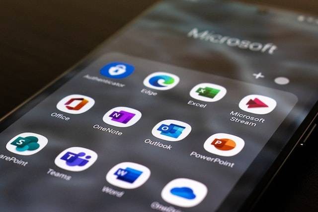 Ilustrasi tutorial cara menyimpan dokumen di Microsoft Word, sumber foto Ed Hardie on Unsplash