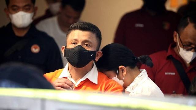 Ferdy Sambo bersama Putri Candrawathi saat rekonstruksi pembunuhan Brigadir Yosua di rumah dinasnya, di Jalan Duren Tiga Barat, Jakarta Selatan, Selasa (30/8/2022). Foto: Aditia Noviansyah/kumparan.