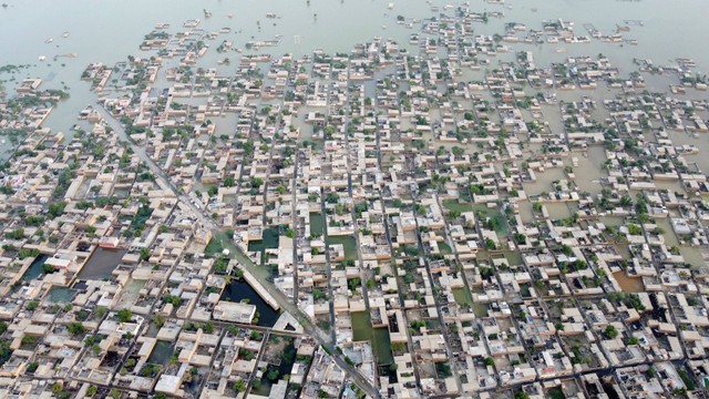Suasana banjir di Dera Allah Yar, Distrik Jafferabad, Pakistan 1 September 2022.  Foto: Reuters