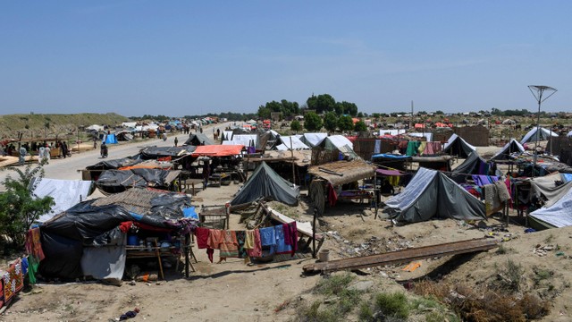 Warga korban banjir menempati tenda darurat di desa Bajara, Sehwan, Pakistan (31/8/2022). Foto: Yasir Rajput/REUTERS
