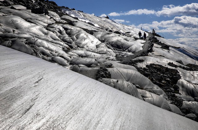 Pemandangan bebatuan yang dipoles setelah gletser meleleh di gletser Rhone di Obergoms,Swiss, Kamis, (1/2/2022). Foto: Denis Balibouse/Reuters