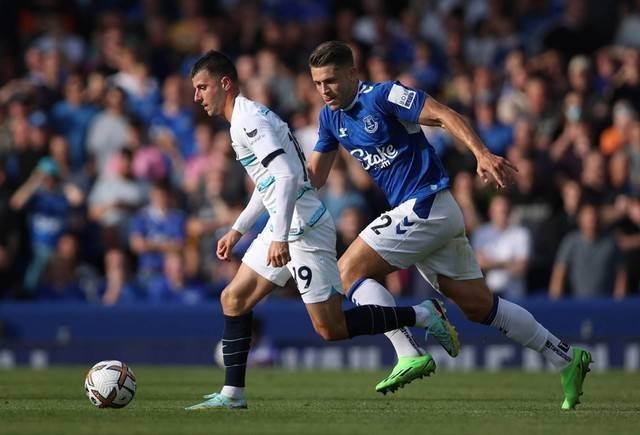 Mason Mount Chelsea beraksi dengan James Tarkowski dari Everton, Sabtu (6/8). Foto: Action Images via Reuters/Molly Darlington