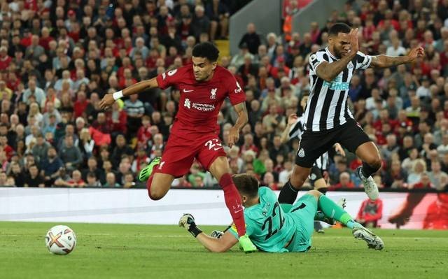 Pemain Liverpool Luis Diaz duel dengan Nick Pope dari Newcastle United saat pertandingan Liga Premier di Anfield, Liverpool, Inggris. Foto: Phil Noble/Reuters