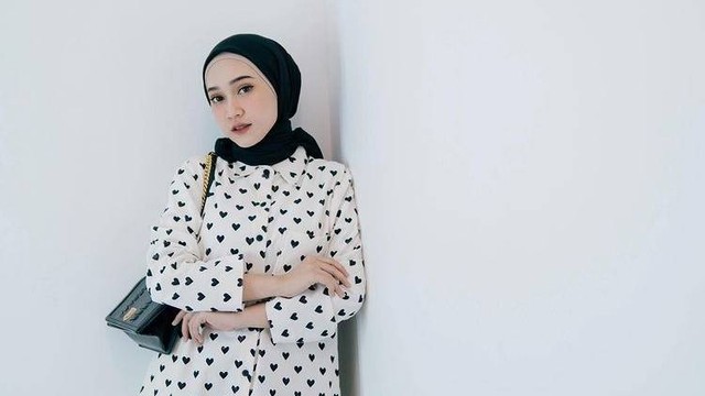 lustrasi model atasan untuk menunjang style outfit hijab. Foto: Instagram.com/sin.sr