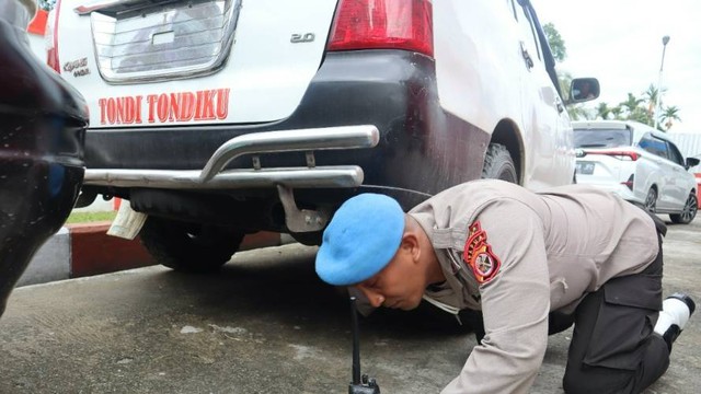 Pemeriksaan tangki BBM modifikasi pada sebuah SPBU di Nabire. (Foto Humas Polda Papua)