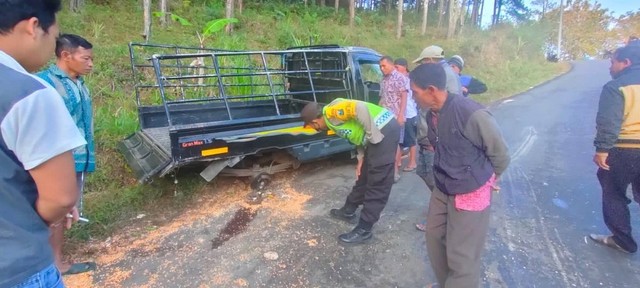 Mobil Pikap Terguling di Desa Slahung Ponorogo, 3 Orang Luka-luka
