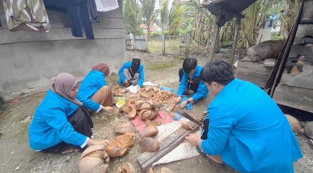 Proses Mahasiswa IAIN Kendari mengolah sabut kelapa untuk dijadikan pupuk organik cair (POC). Foto: Istimewa
