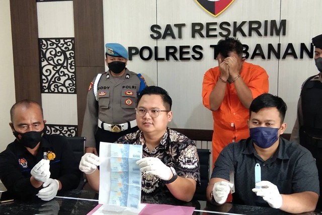 Polisi tangkap dokter di Bali, yang bayar tukang pijit pakai uang palsu, Jumat (2/9/2022). Foto: Polres Tabanan