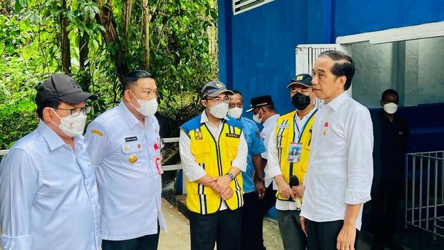 Presiden Jokowi saat tinjau sistem penyediaan air minum (SPAM) Weymomolin Tanimbar Selatan, Kabupaten Tanimbar, Provinsi Maluku. Foto: Laily Rachev/Biro Pers Sekretariat Presiden