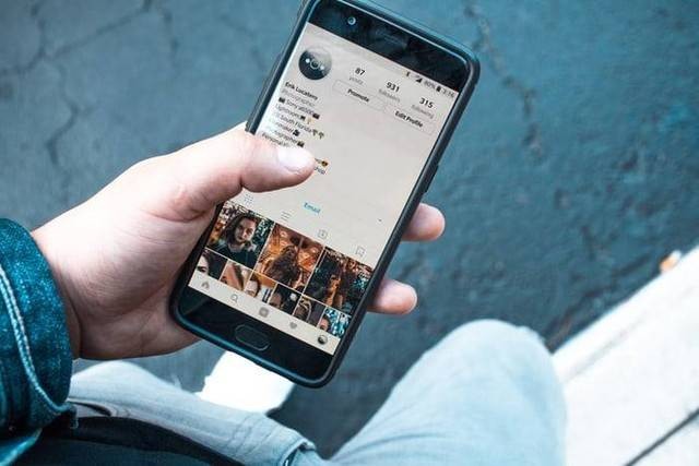 Ilustrasi kepo dengan akun Instagram mantan. Foto: Erik Lucatero (Unsplash.com)