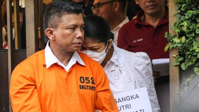 Tersangka Irjen Ferdy Sambo (kiri) bersama istrinya, tersangka Putri Candrawathi (kanan), keluar dari rumah dinasnya yang menjadi TKP pembunuhan Brigadir J di Jalan Duren Tiga Barat, Kompleks Polri Duren Tiga, Jakarta, Selasa (30/8/2022). 