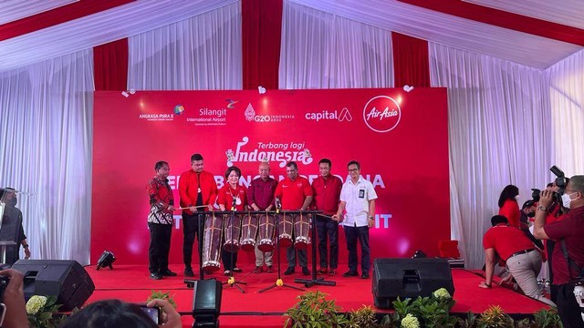 Penerbangan perdana AirAsia Indonesia Rute Jakarta-Silangit, Jumat (2/9). Foto: Fariza Rizky Ananda/kumparan
