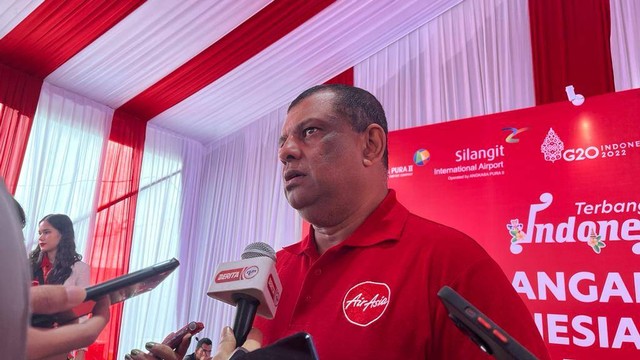 CEO Capital A Tony Fernandes saat peresmian penerbangan perdana AirAsia Indonesia Rute Jakarta-Silangit di Tapanuli Utara, Jumat (2/9/2022). Foto: Fariza Rizky Ananda/kumparan