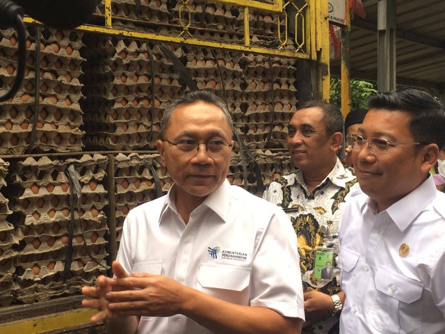 Menteri Perdagangan (Mendag) Zulkifli Hasan dan Kepala Badan Pangan Nasional (BAPANAS) Arief Prasetyo saat melakukan subsidi distribusi telur di Pasar Minggu, Jakarta Selatan, Jumat (1/9/2022). Foto: Galang/kumparan