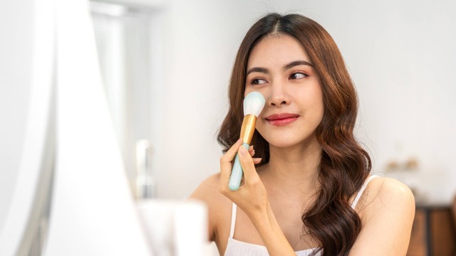 7 Tips Makeup Glossy untuk Tampil Glowing Sepanjang Hari. Foto: Art_Photo/Shutterstock