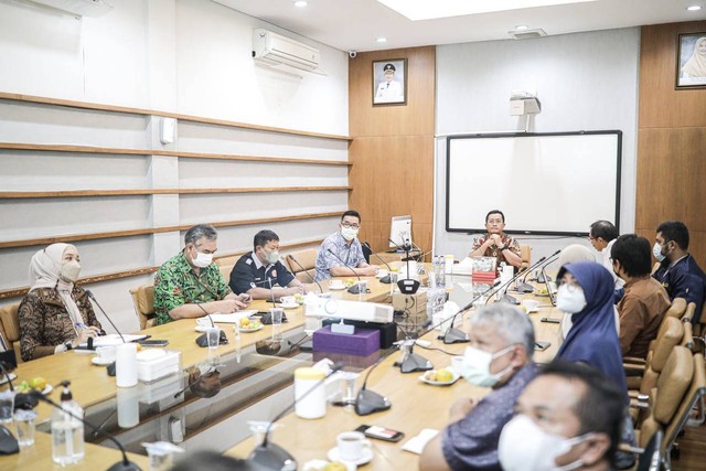 Pusat Inovasi Kota dan Komunitas Cerdas ITB saat beraudiensi dengan Sekda Kota Bandung, Ema Sumarna, terkait rencana pembenahan kota. Foto: Humas Pemkot Bandung