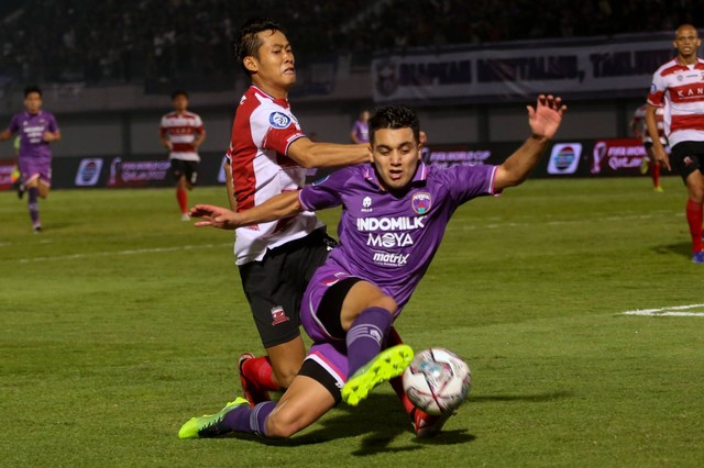 Pesepak bola Persita Tangerang Ezequiel Vidal (kanan) berebut bola dengan pesepak bola Madura United Birrul Walidain pada lanjutan BRI Liga 1 di Stadion Indomilk Arena, Tangerang, Banten, Jumat (2/9/2022). Foto: Fauzan/ANTARA FOTO