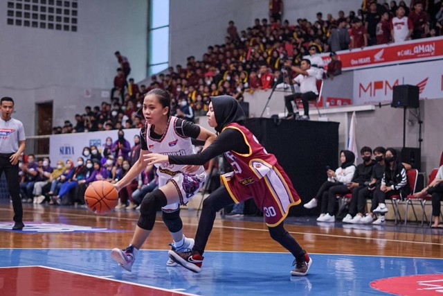 Tim putri Smarihasta (putih) saat bertanding di arena DBL. Foto / dok