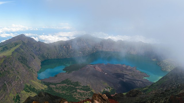 Waktu Terbaik Mendaki Gunung Rinjani, Foto: Unsplash/FahrulRazi