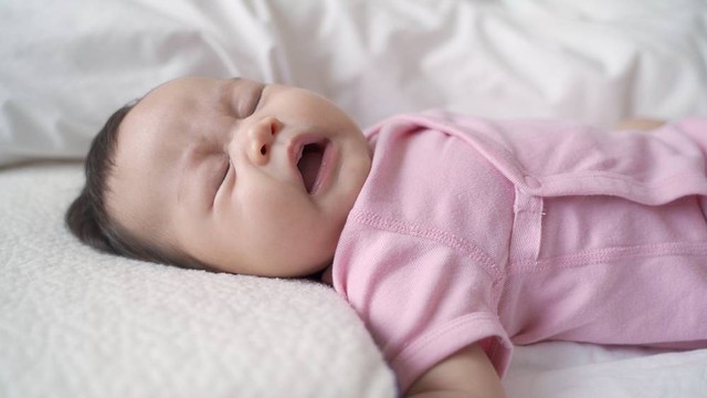Ilustrasi bayi baru lahir bersin.  Foto: Shutter Stock