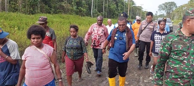 Demi tugas pelayanan, jarak yang begitu jauh dan kondisi jalan berlumpur tak menjadi persoalan bagi Pj. Bupati Sorong untuk bertemu langsung warganya yang terdampak banjir.