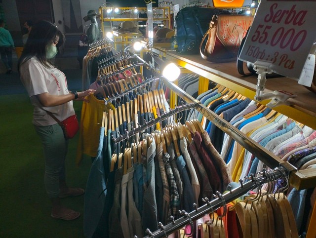 Salah seorang pembeli sedang melihat baju di Jogja Thirft Market (JTM) yang digelar di JEC. Foto: erfanto/Tugu Jogja