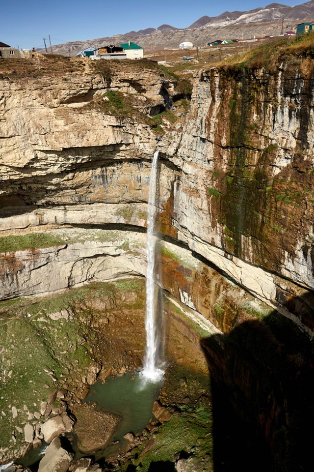 Air terjun di dekat Desa Khunzakh. Foto: Shutter Stock