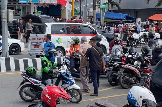 Ambulans tembus kemacetan saat kunjungan kerja Jokowi di Bandar Lampung, Sabtu (3/9/2022) | Foto: Roza Hariqo/Lampung Geh