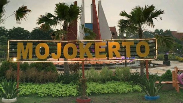 Alun-alun Mojokerto on ekomendasi tempat nongkrong di Mojokerto article, photo google street view
