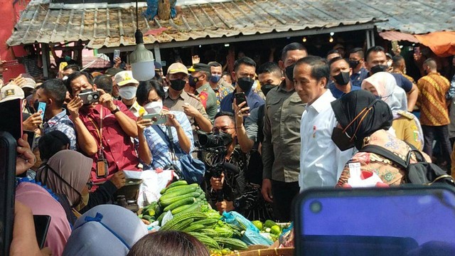 Pedagang pasar Pasir Gintung dapat bantuan langsung dari Presiden Joko Widodo. | Foto: Sinta Yuliana/Lampung Geh