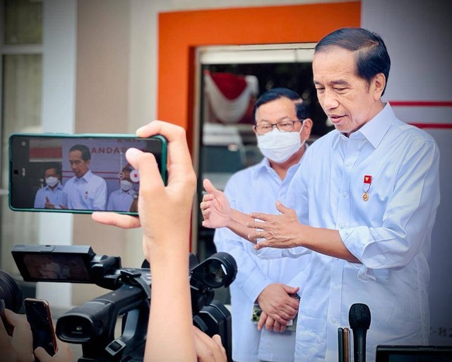 Presiden Joko Widodo meninjau langsung pembagian Bantuan Langsung Tunai (BLT) Bahan Bakar Minyak (BBM) di Provinsi Lampung, Sabtu (3/9/2022) Foto: Laily Rachev/Biro Pers Sekretariat Presiden