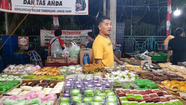 Aktivitas pedagang kue subuh di Pasar Senen, Sabtu (3/9/2022). Foto: Narda Margaretha Sinambela/kumparan