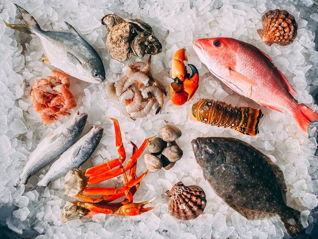 Tempat Makan Seafood di Pasar Ikan Muara Angke. Sumber: Unsplash/Mike Bergmann