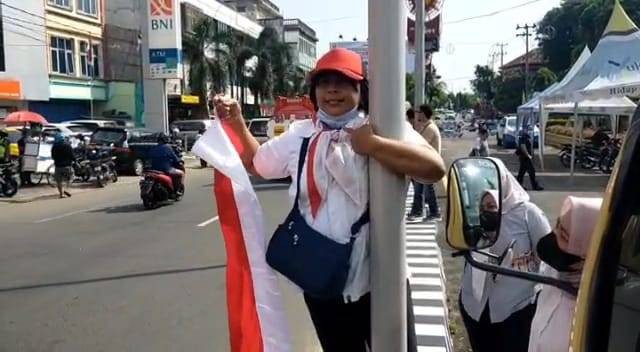 Seorang wanita di Bandar Lampung lakukan aksi saat Presiden RI kunjungan ke Lampung. | Foto: ist
