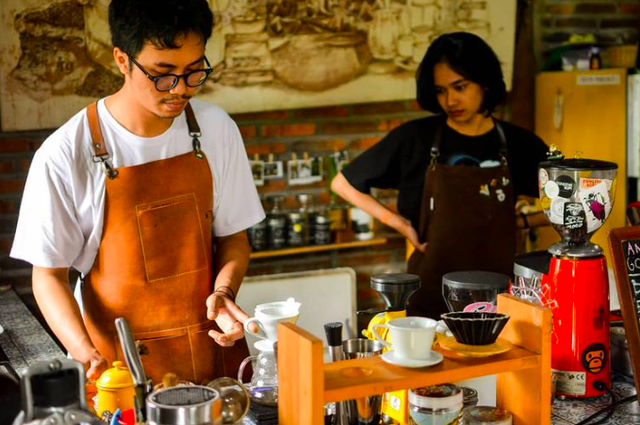 Kesibukan barista di Dongeng Kopi Jogja (DKJ) salah satu kedai kopi tertua di Yogyakarta. Foto: Dok. DKJ