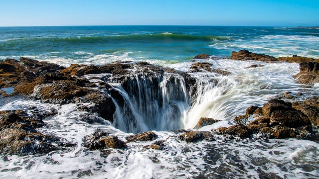 Sumur Thor atau Thor's Well di Oregon, Amerika Serikat. Foto: lu_sea/Shutterstock