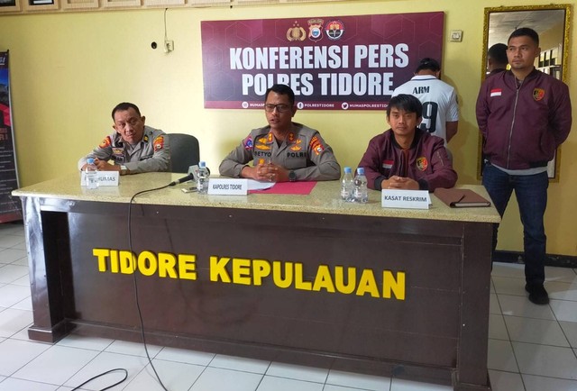 Konferensi pers Polres Kota Tidore Kepulauan terkait kasus dugaan penganiayaan terhadap redaktur cermat.co.id Nurkholis Lamaau. Foto: Istimewa