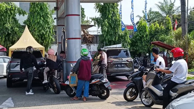 Antrean mengular, di SPBU Jatipadang, Pasar Minggu, Jakarta Selatan, usai Jokowi umumkan harga BBM naik, Sabtu (3/9/2022). Foto: Muhammad Darisman/kumparan