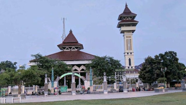 Masjid alun-alun kota Rembang, foto: google street view