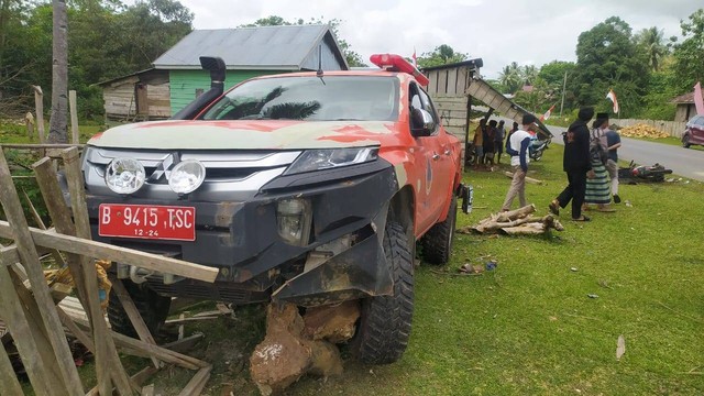 Mobil dinas BPBD Muna Barat (Mubar) terlibat kecelakaan di Jl Poros Raha-Kambara, Barangka. Foto: Istimewa