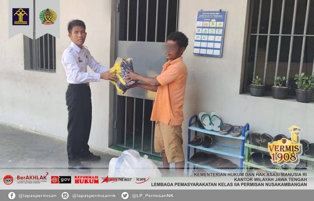 sumber http://lapaspermisan.kemenkumham.go.id/berita-utama/pembagian-baju-baru-untuk-wbp-lapas-kelas-iia-permisan-nusakambangan