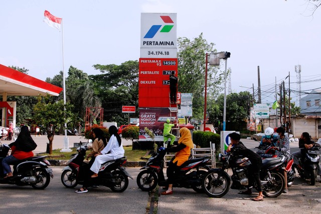 Pengendara sepeda motor mengantre untuk membeli BBM bersubsidi, usai pengumuman kenaikan harga BBM, di SPBU Pertamina, di Bekasi, Sabtu (3/9/2022). Foto: Ajeng Dinar Ulfiana/REUTERS