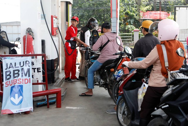 Pengendara sepeda motor mengantre untuk membeli BBM bersubsidi, usai pengumuman kenaikan harga BBM, di SPBU Pertamina, di Bekasi, Sabtu (3/9/2022). Foto: Ajeng Dinar Ulfiana/REUTERS