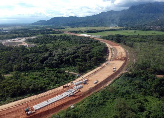 Foto udara pembangunan konstruksi ruas jalan tol Padang-Pekanbaru di Jl Bypass KM 25, Kabupaten Padangpariaman, Sumatera Barat, Jumat (19/6). Foto: Iggoy el Fitra/ ANTARA FOTO