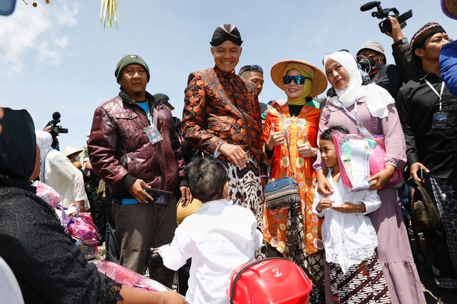 Ganjar Pranowo bersama istrinya, Siti Atiqoh Supriyanti, dalam prosesi Jamasan di Dieng Culture Festival (DCF) 2022. Foto: Dok. Istimewa