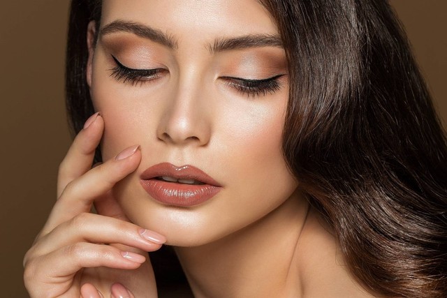 Ilustrasi makeup perempuan. Foto: Inara Prusakova/Shutterstock