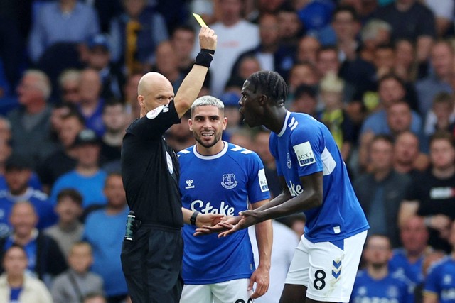 Pemain Everton Amadou Onana bereaksi saat dia dikartu kuning oleh wasit Anthony Taylor di Goodison Park, Liverpool, Inggris, Sabtu (3/9/2022). Foto: Phil Noble/REUTERS