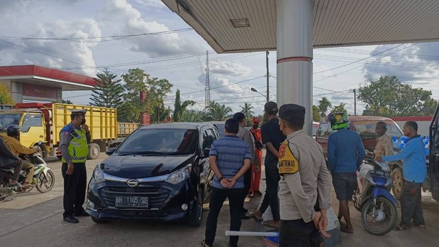 Polisi melakukan penjagaan di SPBU, Muaro Jambi. (Foto: Dok Polres Muaro Jambi)