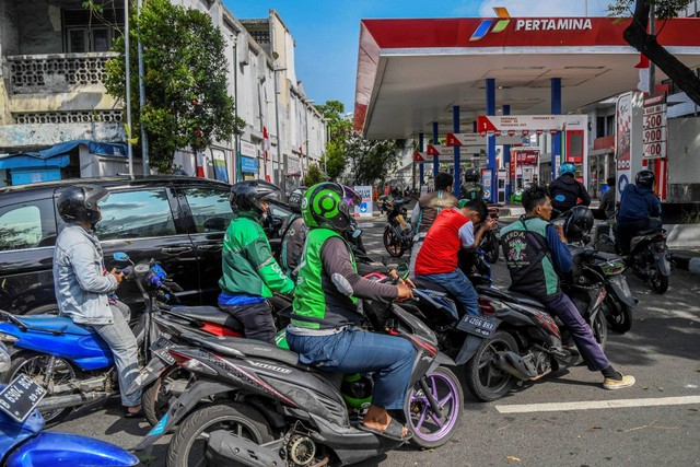 Pengemudi sepeda motor antre mengisi BBM di SPBU jelang kenaikan harga Bahan Bakar Minyak (BBM) di Jakarta, Sabtu (3/9/2022). Foto: Galih Pradipta/ANTARA FOTO